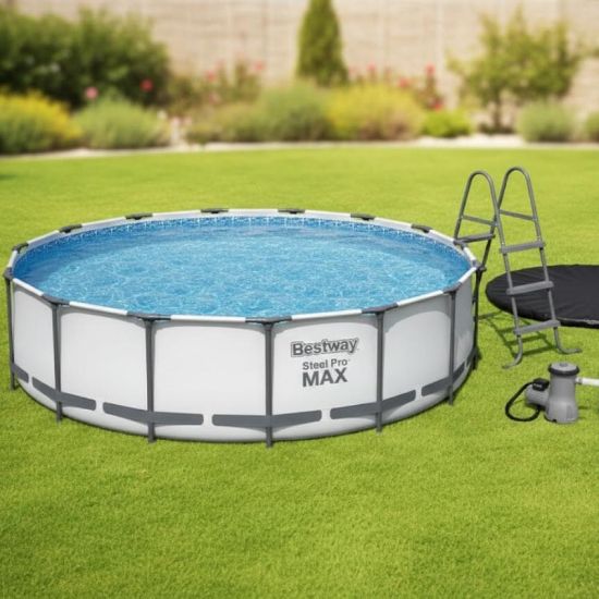 صورة مسبح أطفال كبير مع فلتر